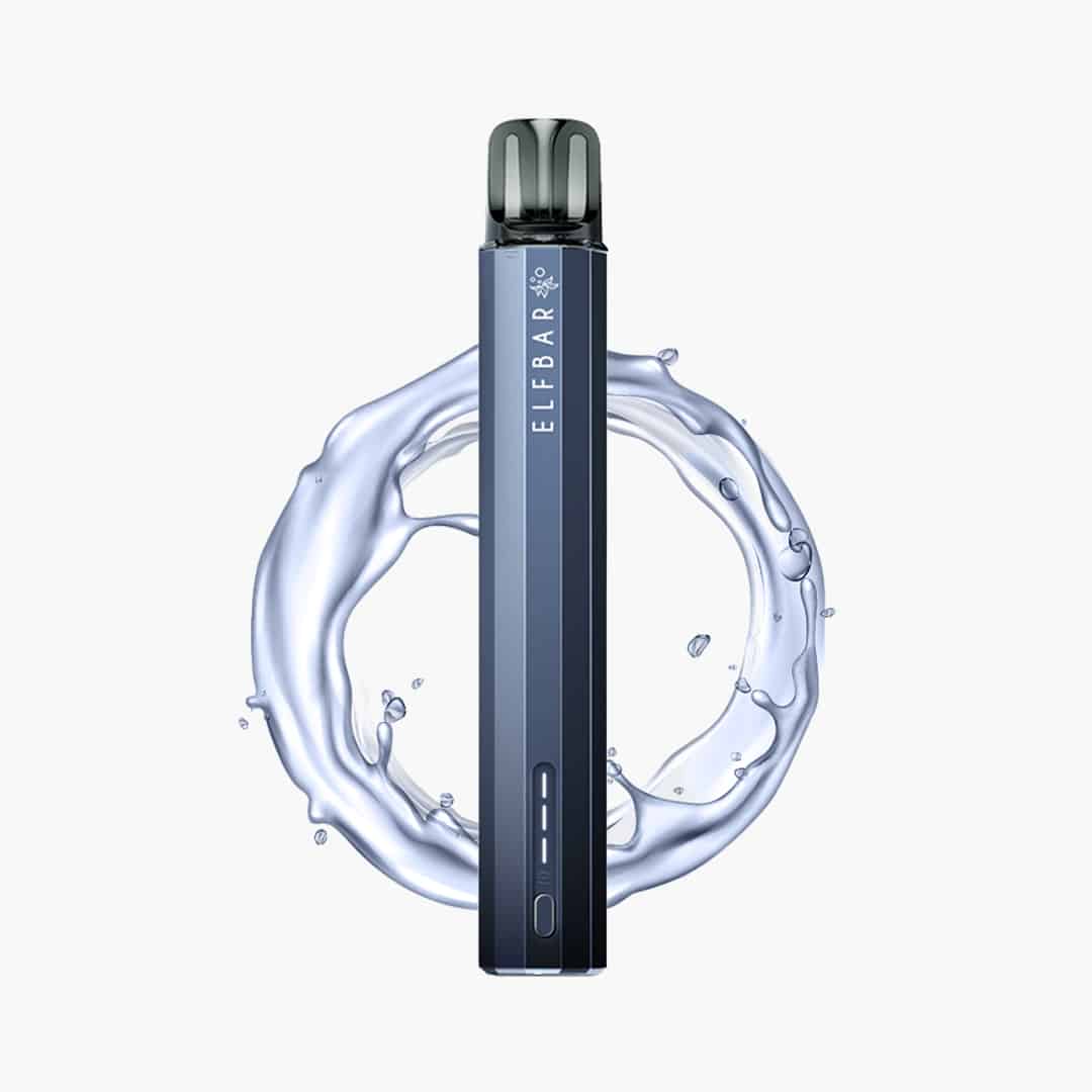 ELFBAR Pod Vape in Blau mit LED-Anzeige und schwarzem Mundstück, 20 mg Nikotin, vor Wasser-Splash Hintergrund