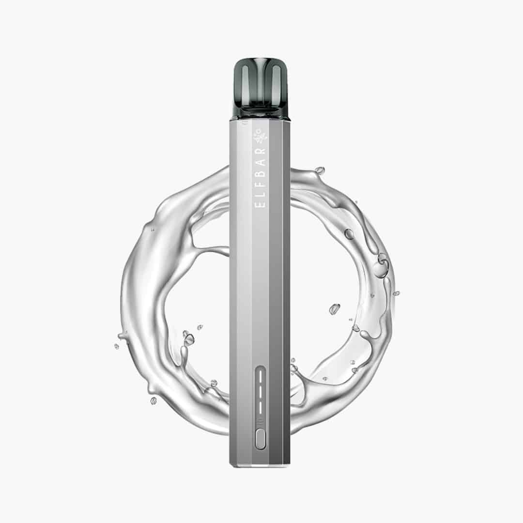 Elfbar Einweg-Vape in Silber mit schwarzem Mundstück, 20 mg Nikotin, freigestellt mit Wasser-Splash im Hintergrund.