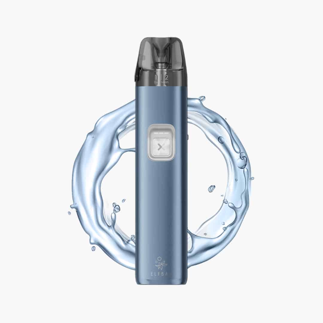 ELFBAR ELFX Pod Kit in Blau mit schwarzem Pod, 20 mg, freigestellt mit Wasserspritzer im Hintergrund