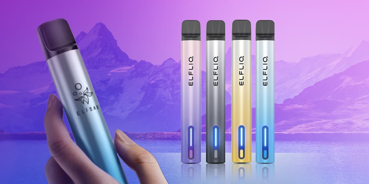 ELFBAR ELFLIQ Vape 20 mg in Blau, in der Hand gehalten, daneben vier ELFLIQ Sticks vor violettem Berg-Hintergrund
