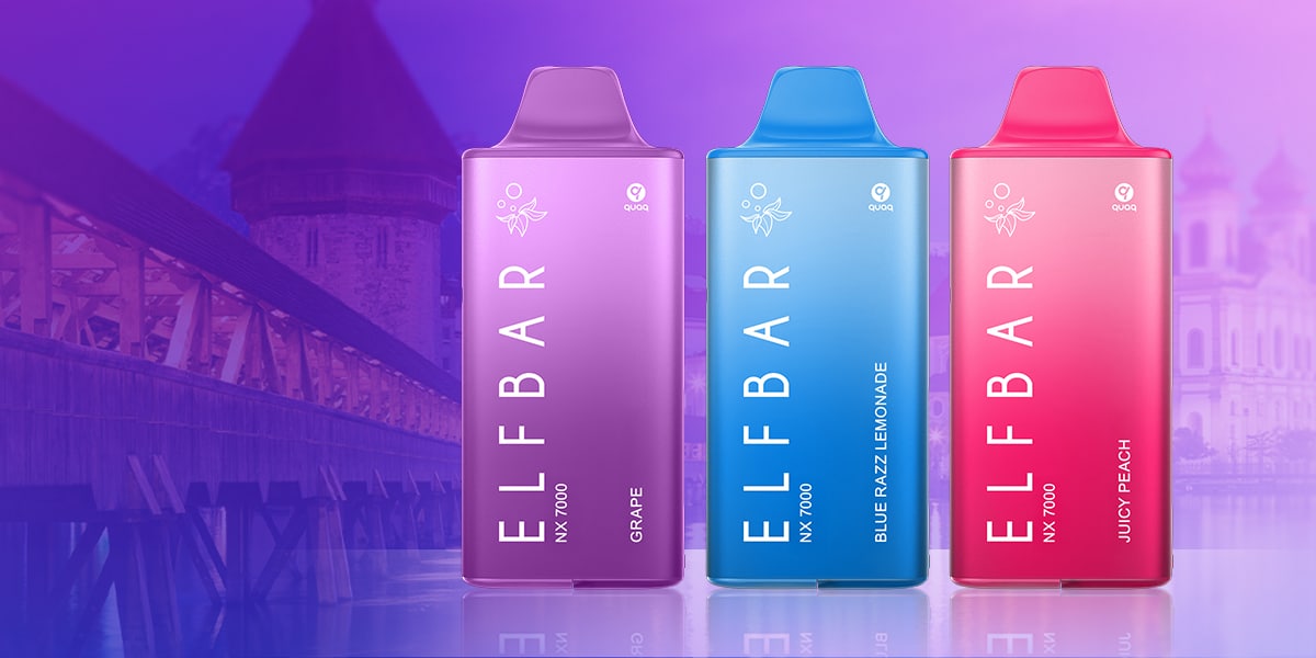 Drei ELFBAR NY 7000 Vapes 20 mg in lila (Grape), blau (Blue Razz Lemonade) und pink (Juicy Peach) vor violettem Hintergrund