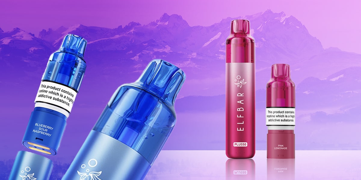 ELFBAR PLUS50 Vapes 20 mg in Pink Lemonade (pink) und Blueberry Sour Raspberry (blau) vor Berg-Hintergrund