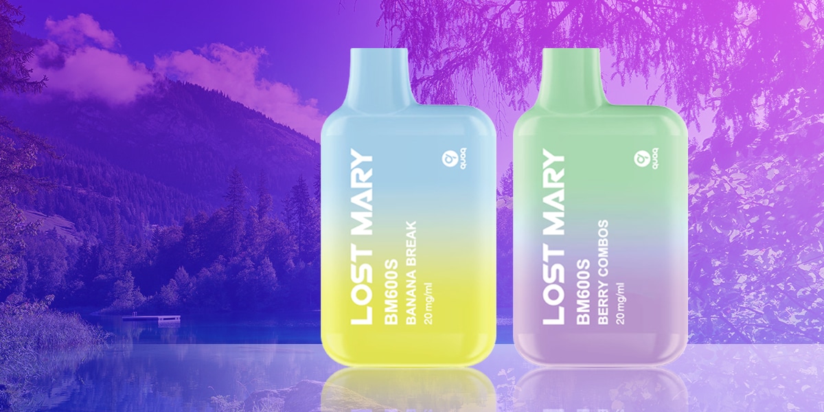 Deux LOST MARY Vapes jetables BM600S 20 mg : Banana Break (bleu-jaune) et Berry Combos (vert-violet) sur fond de lac et de forêt