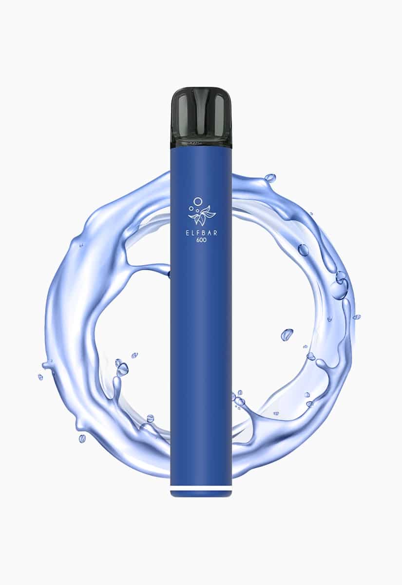 ELFBAR 600 Einweg-Vape in Blau mit schwarzem Mundstück, 20 mg, vor Wasser-Splash auf weißem Hintergrund