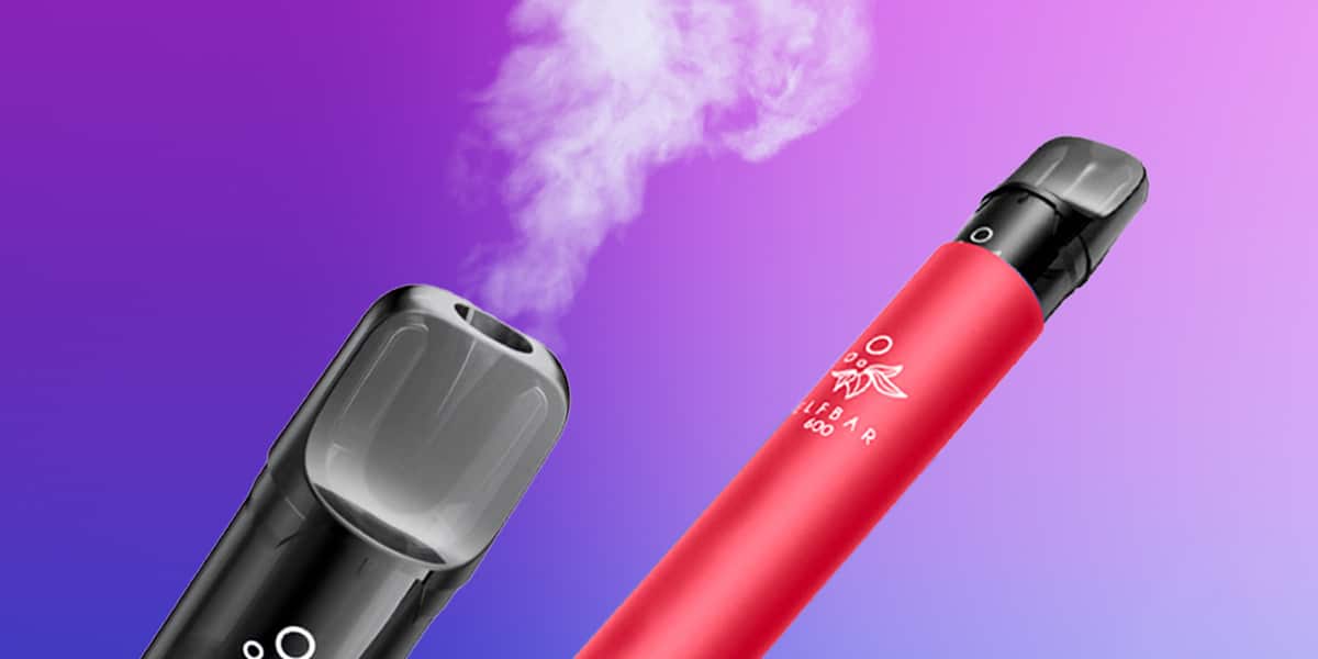 Rote Elfbar 600 Pod Vape mit schwarzem Mundstück und sichtbarem Dampf vor violettem Hintergrund, 20 mg Nikotin