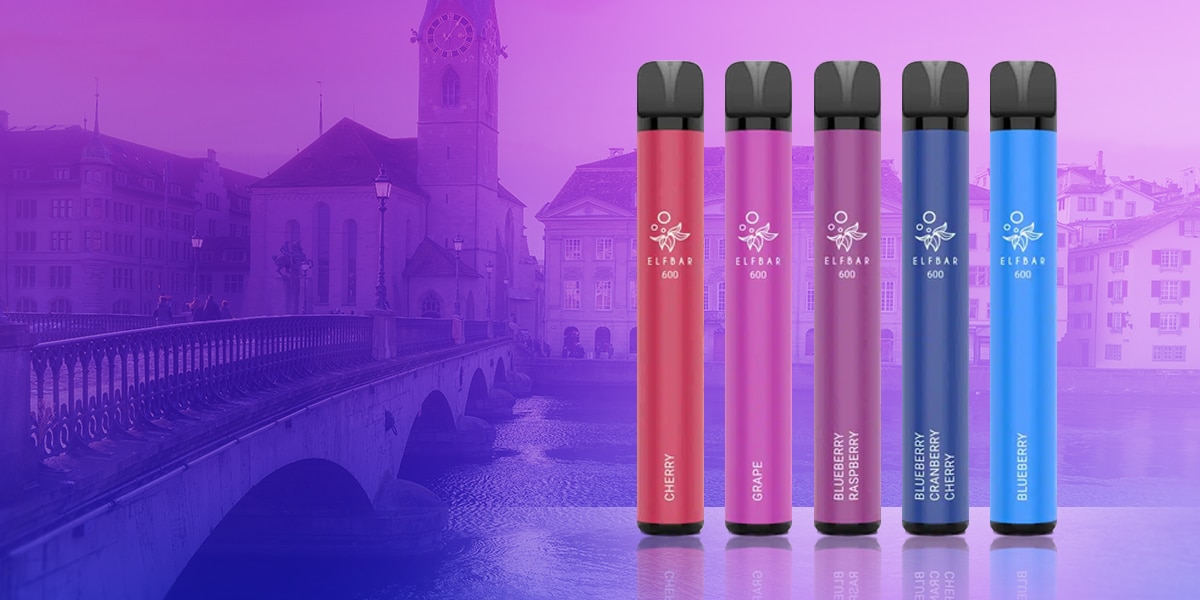 Cinque sigarette elettroniche usa e getta ELFBAR 600 da 20 mg nei colori rosso, rosa, viola e blu con aromi di ciliegia, uva e mirtillo.