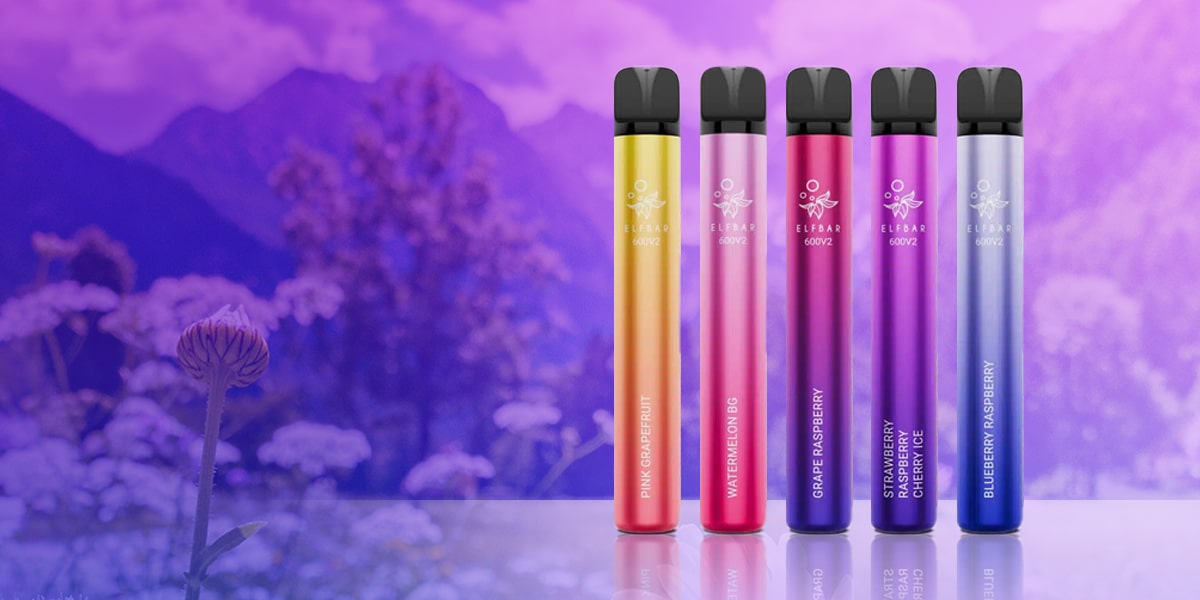 Cinq cigarettes électroniques jetables Elfbar 600 V2 de 20 mg aux saveurs Pamplemousse rose, Pastèque BG, Raisin Framboise, Fraise Framboise Cerise Glacée et Myrtille Framboise sur fond violet.
