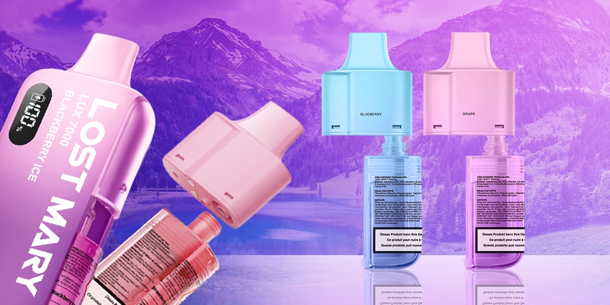 Lost Mary Vaporizzatore LUX 7000 BlackBerry Ice da 20 mg di colore viola, con una bottiglia blu ai mirtilli e una rosa ai frutti di bosco sullo sfondo.