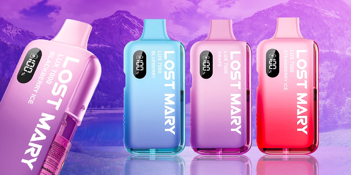 Vier Lost Mary Lux 7000 Einweg-Vapes 20 mg in Blau/Lila/Rosa: Blueberry, Grape, Strawberry Ice, Blackberry Ice vor Bergsee