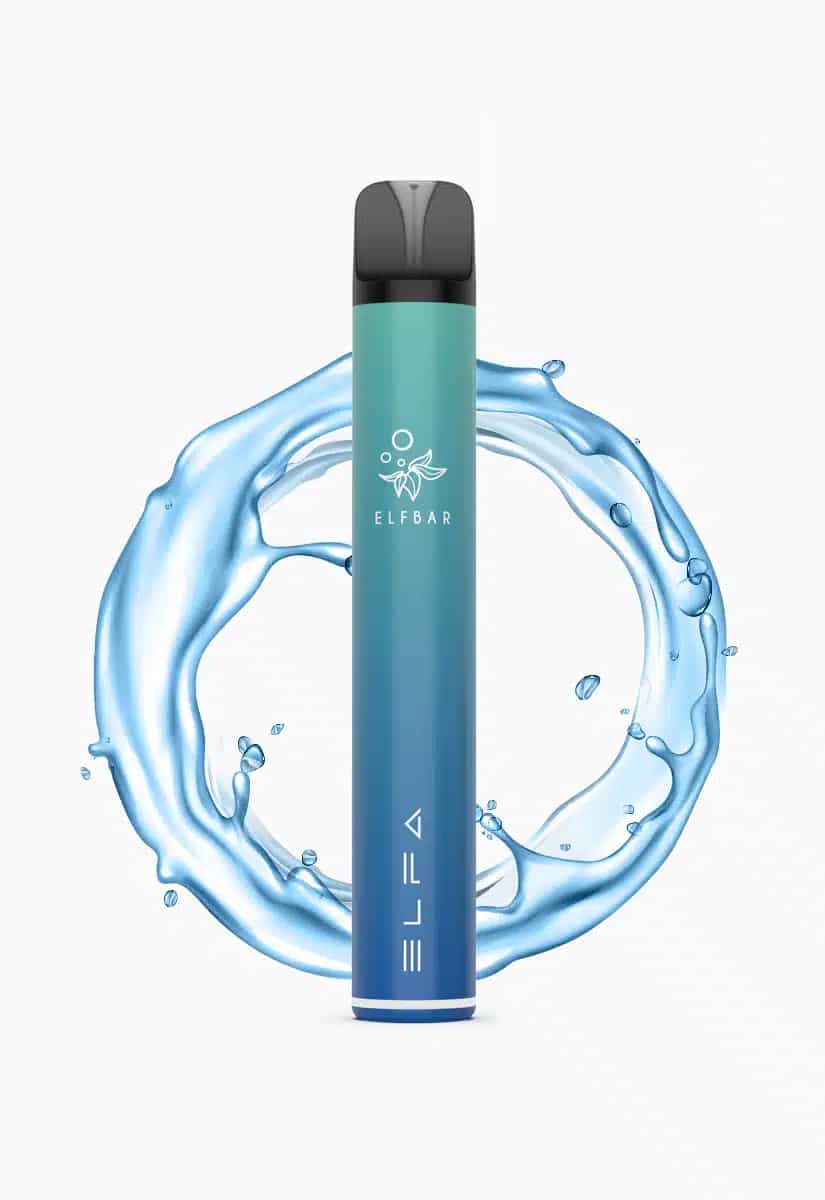 Sigaretta elettronica usa e getta ELFBAR di colore blu-verde con 20 mg di nicotina, isolata davanti a un anello di schizzi d'acqua su sfondo bianco.