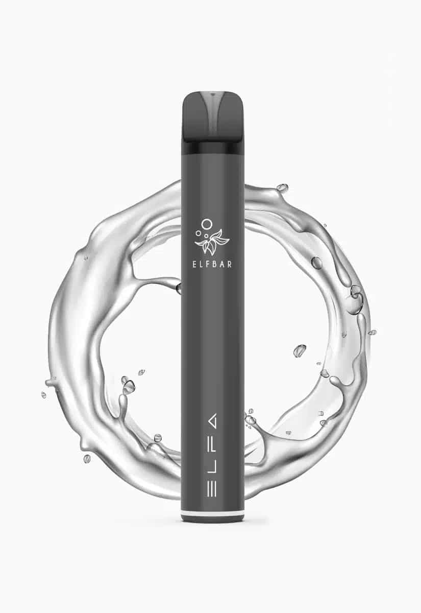 Sigaretta elettronica ELFBAR ELFA Pod di colore grigio con logo ELFA, 20 mg di nicotina, isolata su uno sfondo con schizzi d'acqua.