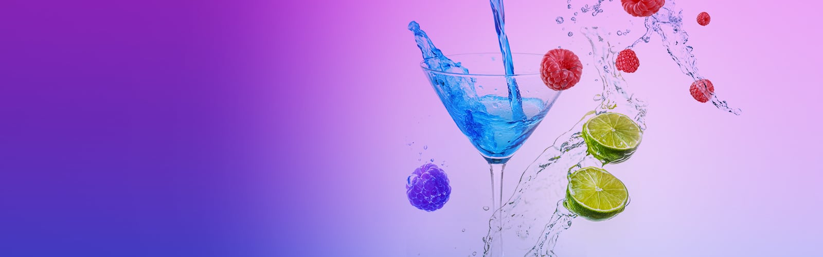 Motivbild mit blauem Cocktailglas, Wassersplash, Himbeeren und Limetten vor violettem Hintergrund
