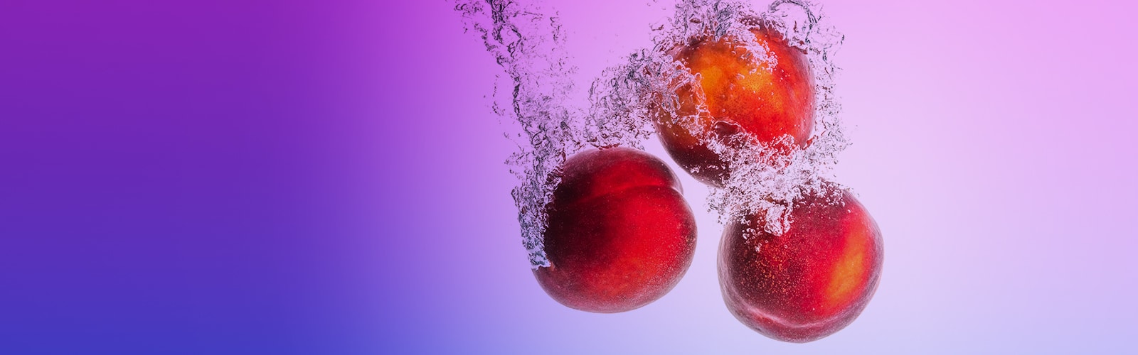 Image de trois pêches dans une éclaboussure d'eau sur fond violet, 20 mg