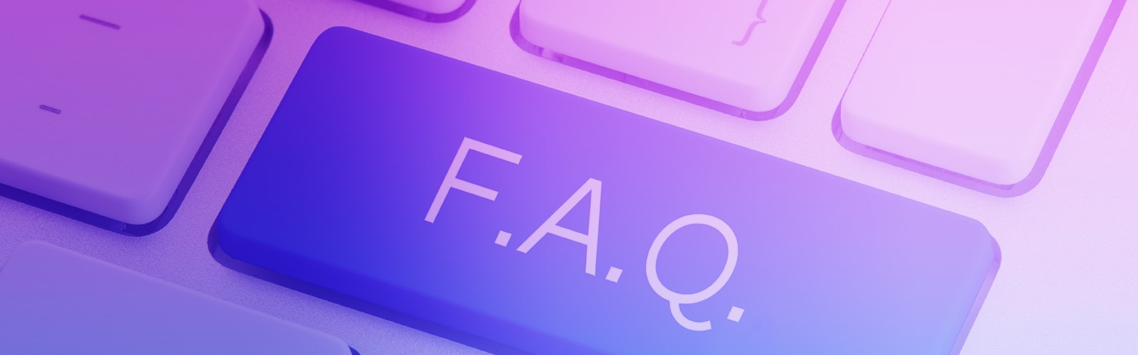 Primo piano di un tasto viola con la scritta "FAQ" su una tastiera di computer.