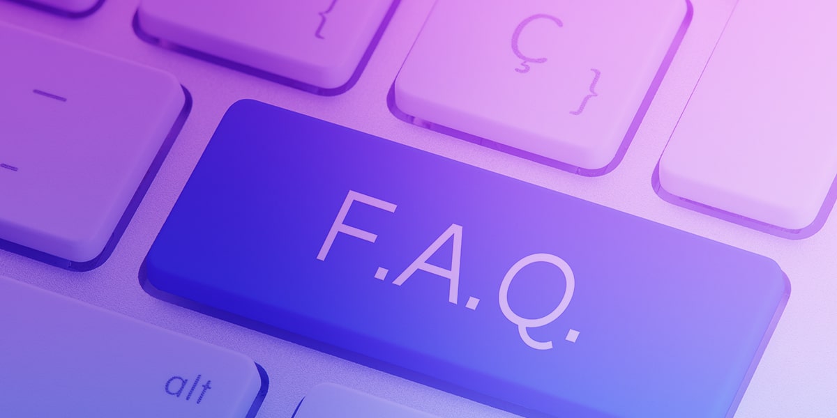 Primo piano di una tastiera retroilluminata viola con un grande tasto "FAQ" al centro.