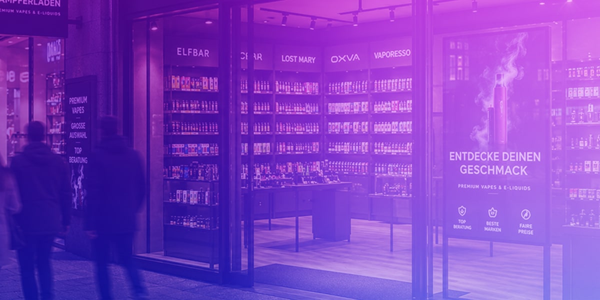 Vitrine d'un magasin de cigarettes électroniques présentant des cigarettes électroniques et des e-liquides haut de gamme, ainsi que des marques comme ELFBAR. LOST MARY OXVA et VAPORESSO
