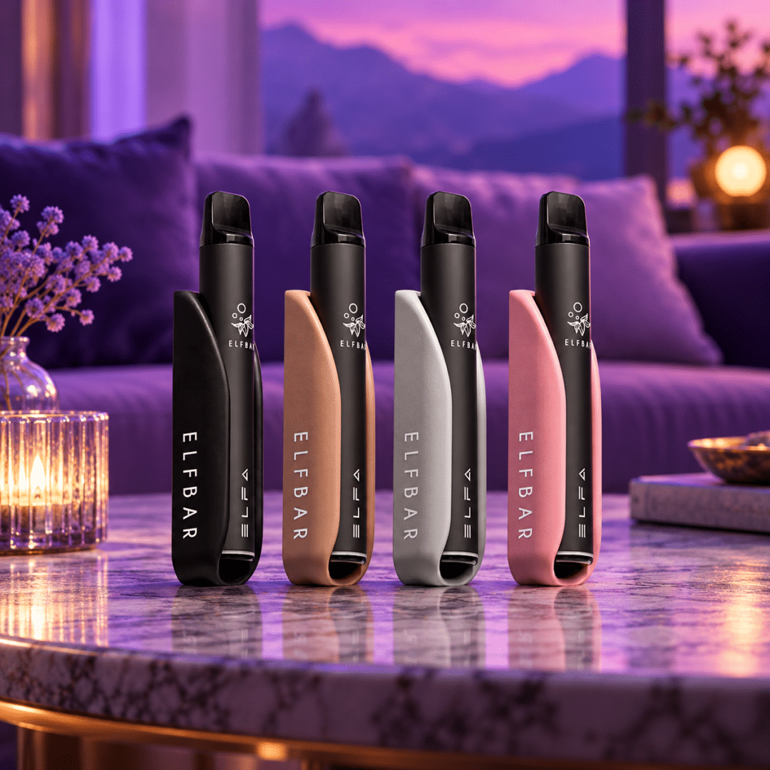 Vier ELFBAR ELFA Pod Kit Geräte 20 mg in Schwarz, Braun, Grau und Rosa auf Marmortisch vor violettem Sofa