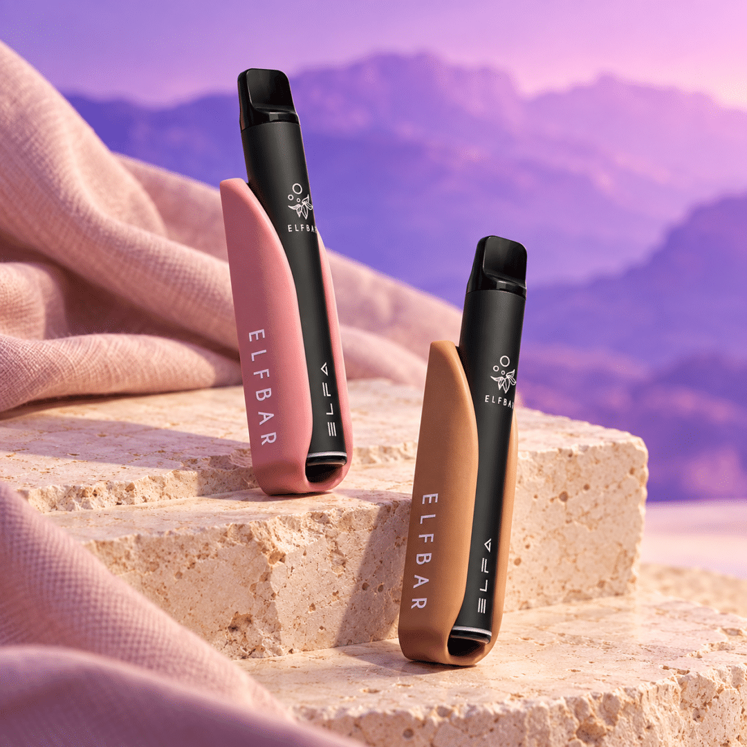 Zwei ELFBAR ELFA Pod Vapes 20 mg, eine rosa und eine braune Variante, auf Steinpodest vor violettem Hintergrund