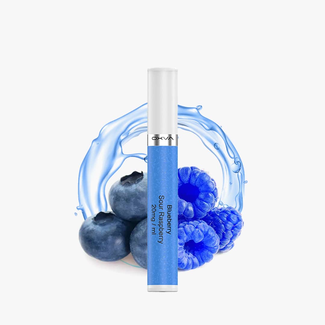 OXVA Einweg-Vape Blueberry Sour Raspberry 20 mg in Blau mit Heidelbeeren, Himbeeren und Wasserspritzer im Hintergrund