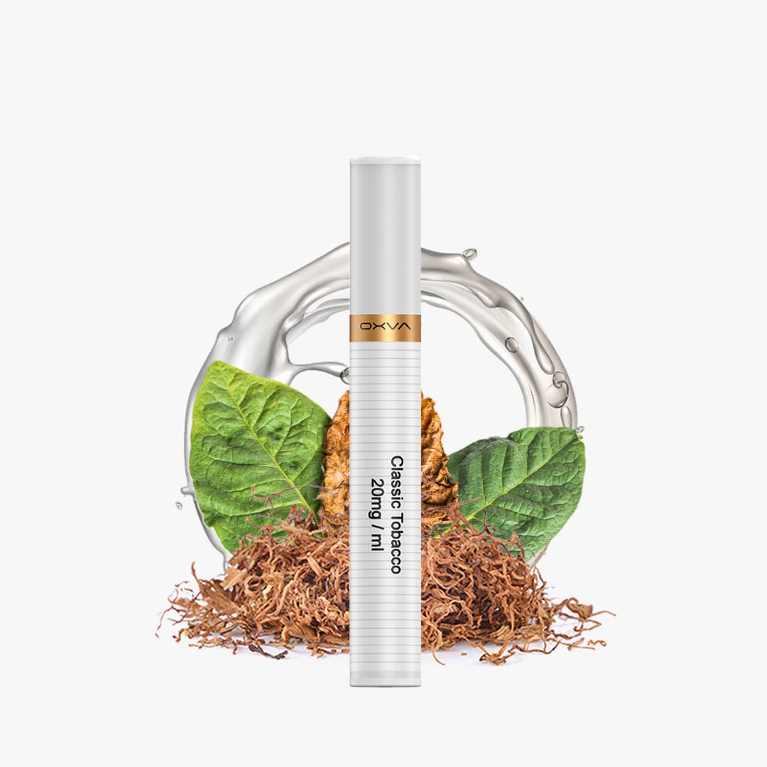 OXVA Vape Classic Tobacco 20 mg mit Tabakblättern und Tabakfasern vor Wasser-Splash auf weißem Hintergrund
