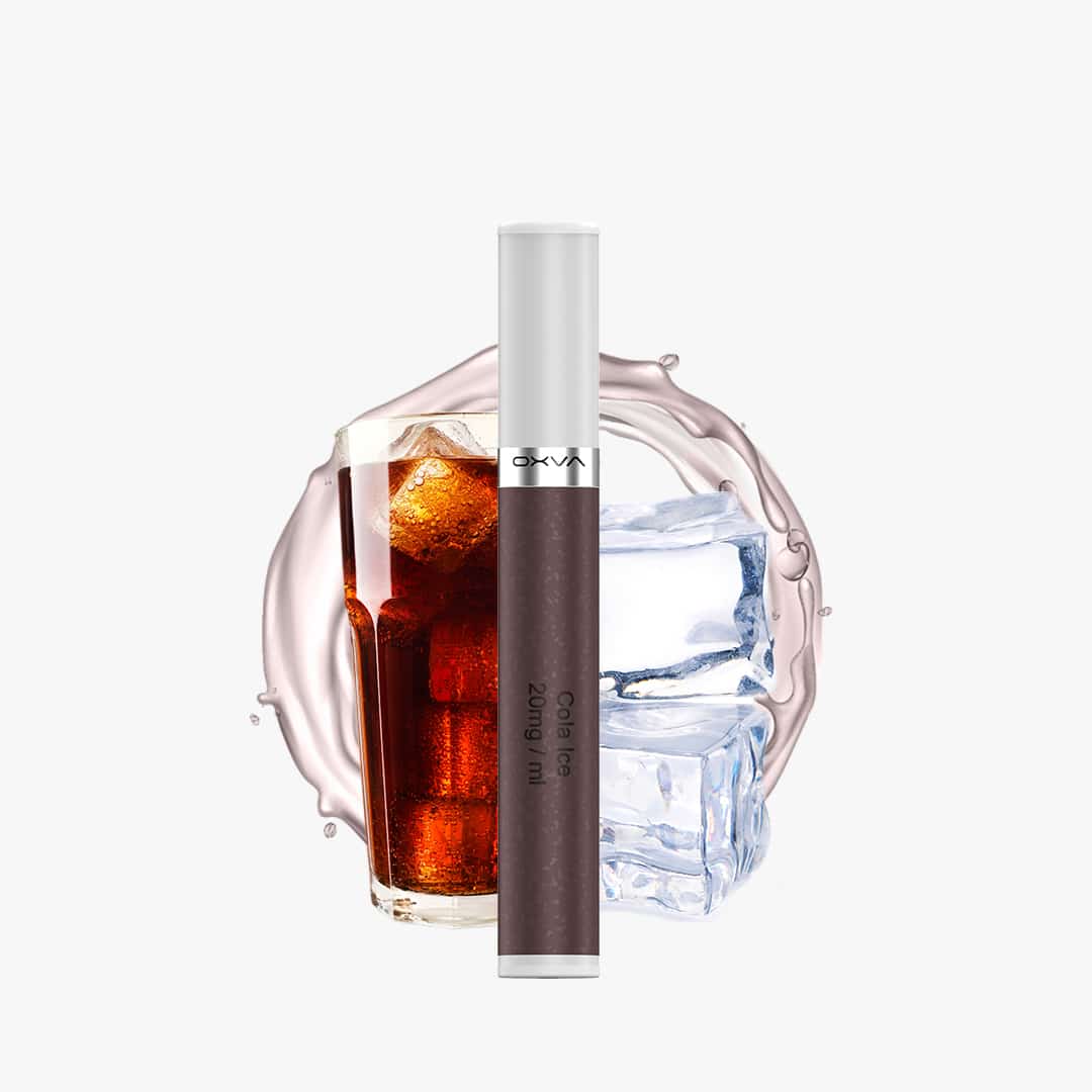 OXVA Einweg-Vape Cola Ice mit 20 mg Nikotin, Stick-Design vor Cola-Glas und Eiswürfeln