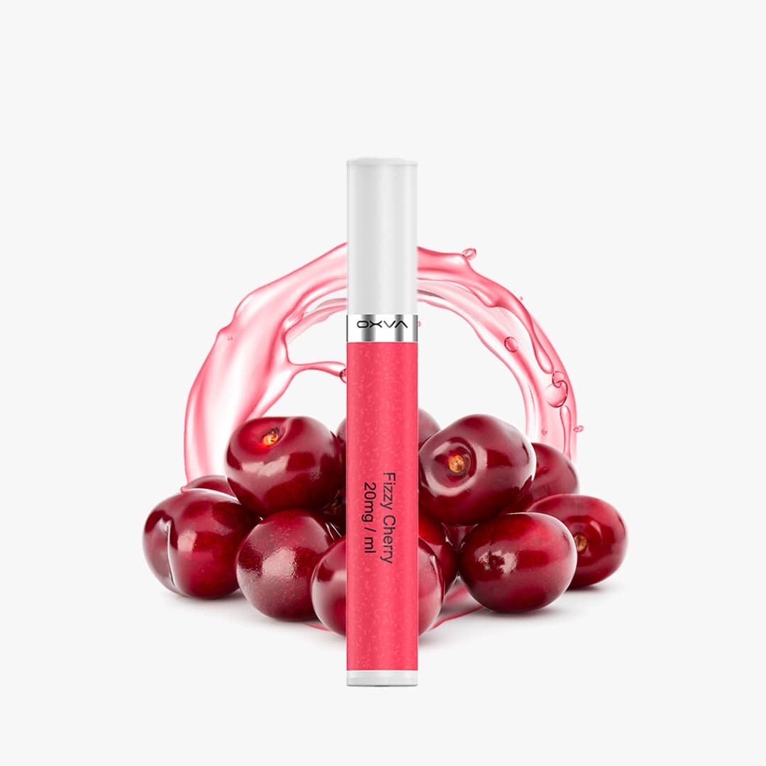 OXVA Einweg-Vape Fizzy Cherry 20 mg/ml in Pink vor Kirschen und rotem Splash auf weißem Hintergrund