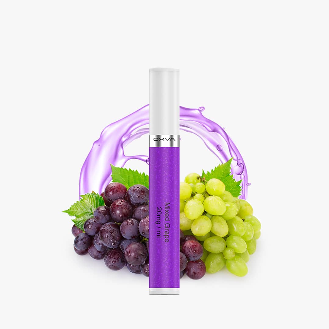 OXVA Mixed Grape Einweg-Vape 20 mg in Lila vor grünen und dunklen Trauben mit violettem Splash auf weißem Hintergrund