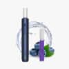 OXVA SlimStick Nano Vape mit Blueberry Pod 20 mg, blaues Gerät und lila Pod vor Blaubeeren und Wassersplash